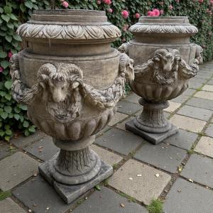 Paire de vases de jardin de style Louis XVI en pierre reconstituée, décor de têtes de bélier 