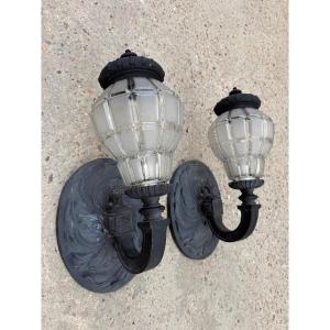 Importante paire d’appliques de hall en bronze et verre moulé de style Louis XVI
