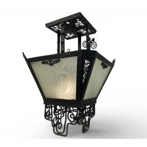 Lanterne d’époque Art déco 1925 / 1930 en fer forgé et martelé , verres dépolis gravés.