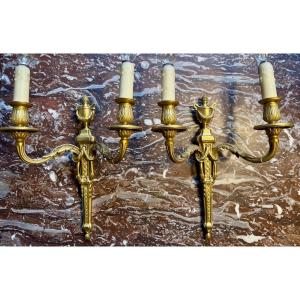 Paire d’appliques de style Louis XVI en bronze doré et ciselé, XXème siècle 