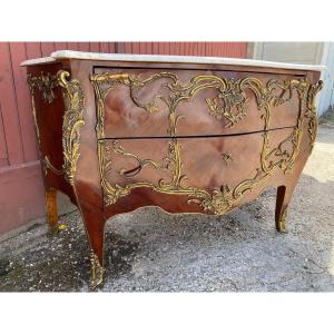 Louis XV Style Commode In Mahogany Veneer And Gilt Bronzes, Early 1900