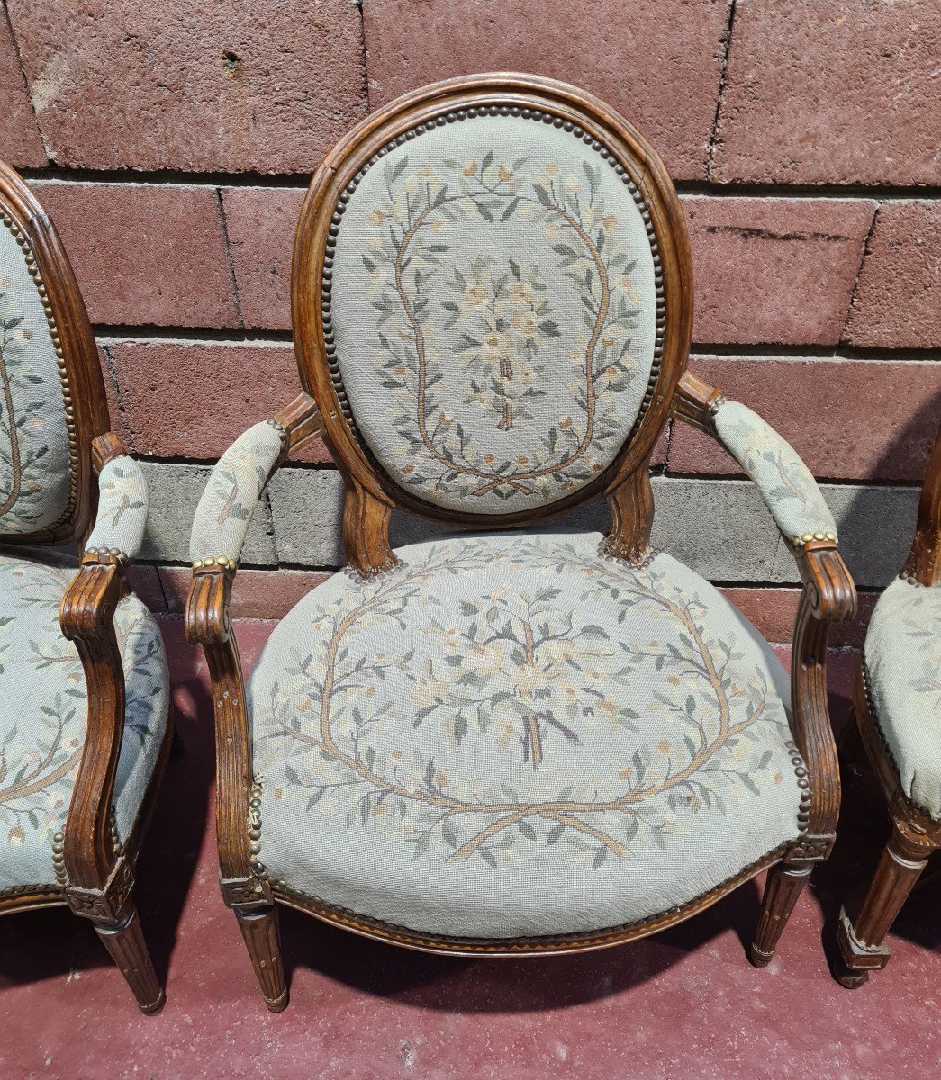 3 Fauteuils Medaillon et 1 Chaise XVIII eme-photo-4