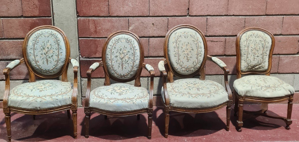 3 Fauteuils Medaillon et 1 Chaise XVIII eme