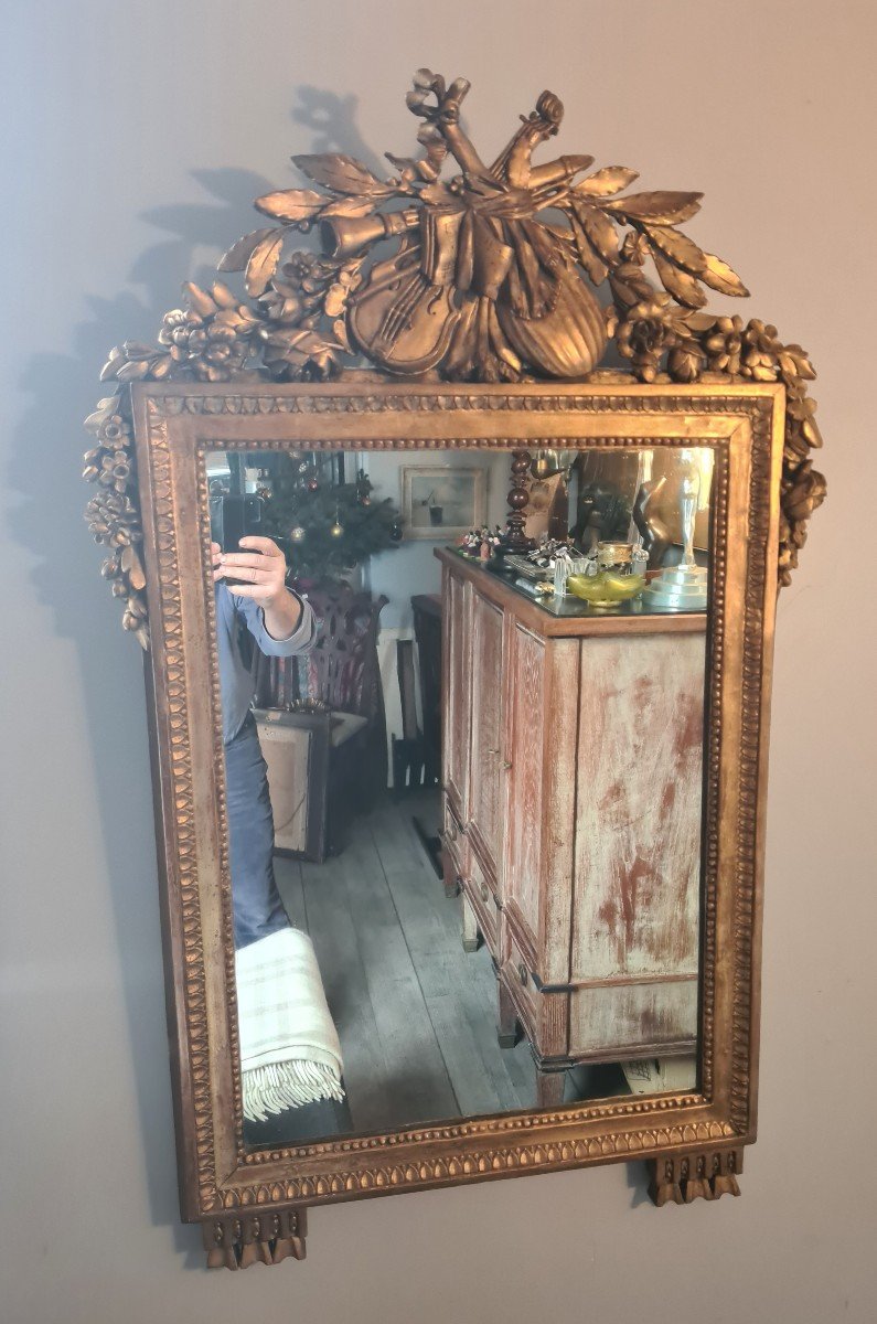 Miroir Louis XVI en bois doré ,attributs à La musique
