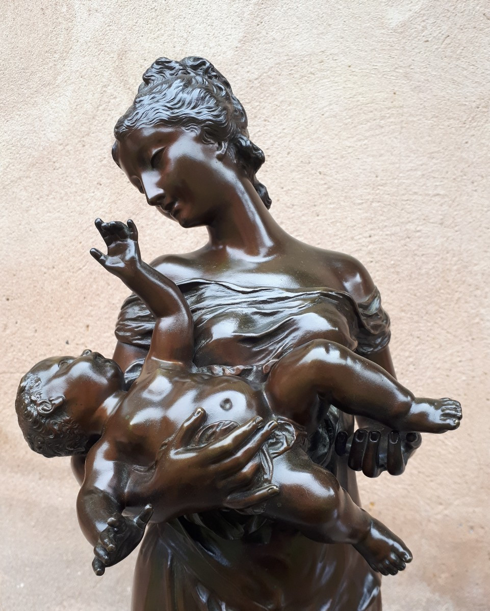 Sculpture En Bronze d'une mère portant son enfant, par Auguste Moreau