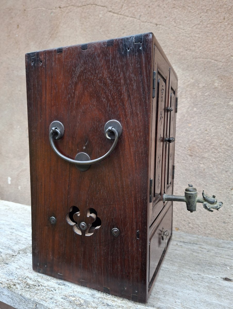 Zitan Cabinet With A Shiwan Pot, 19th Century China-photo-3