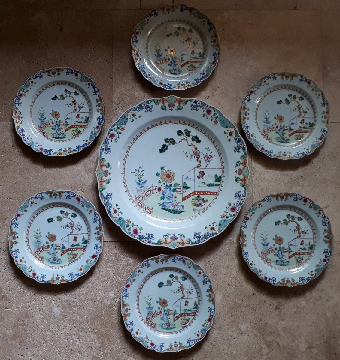 Plat Chinois Et Six Assiettes En Porcelaine, Chine époque Qianlong