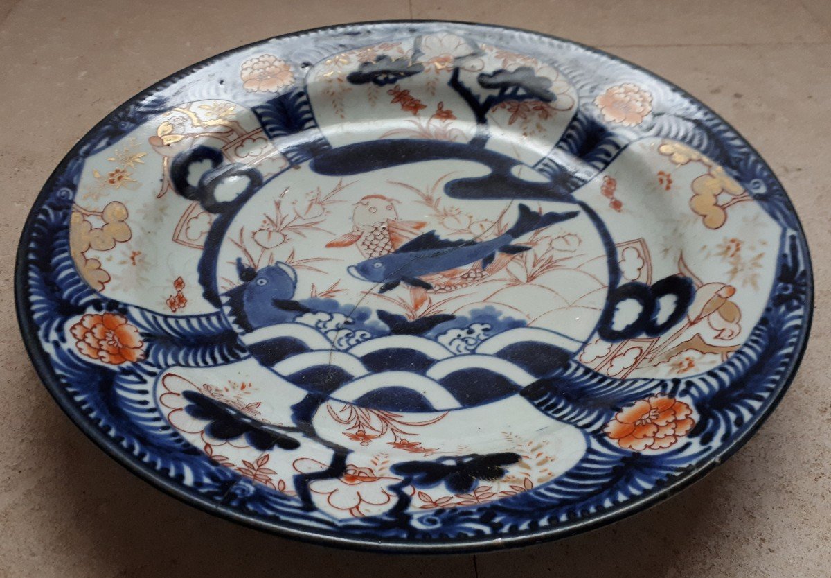 Plat Japonais En Porcelaine d'Arita à Décor Imari De Carpes, Japon époque d'Edo-photo-2