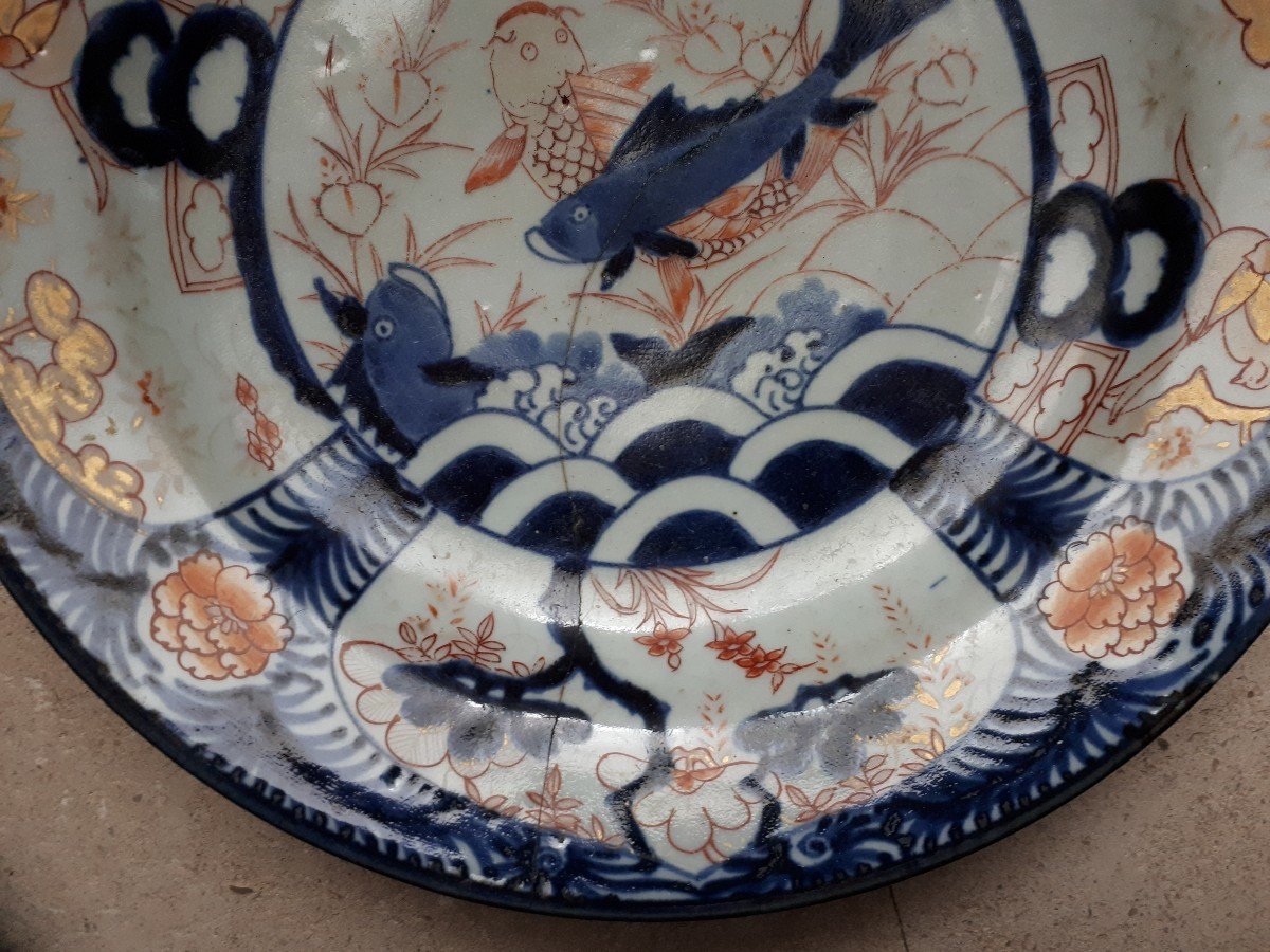 Plat Japonais En Porcelaine d'Arita à Décor Imari De Carpes, Japon époque d'Edo-photo-4