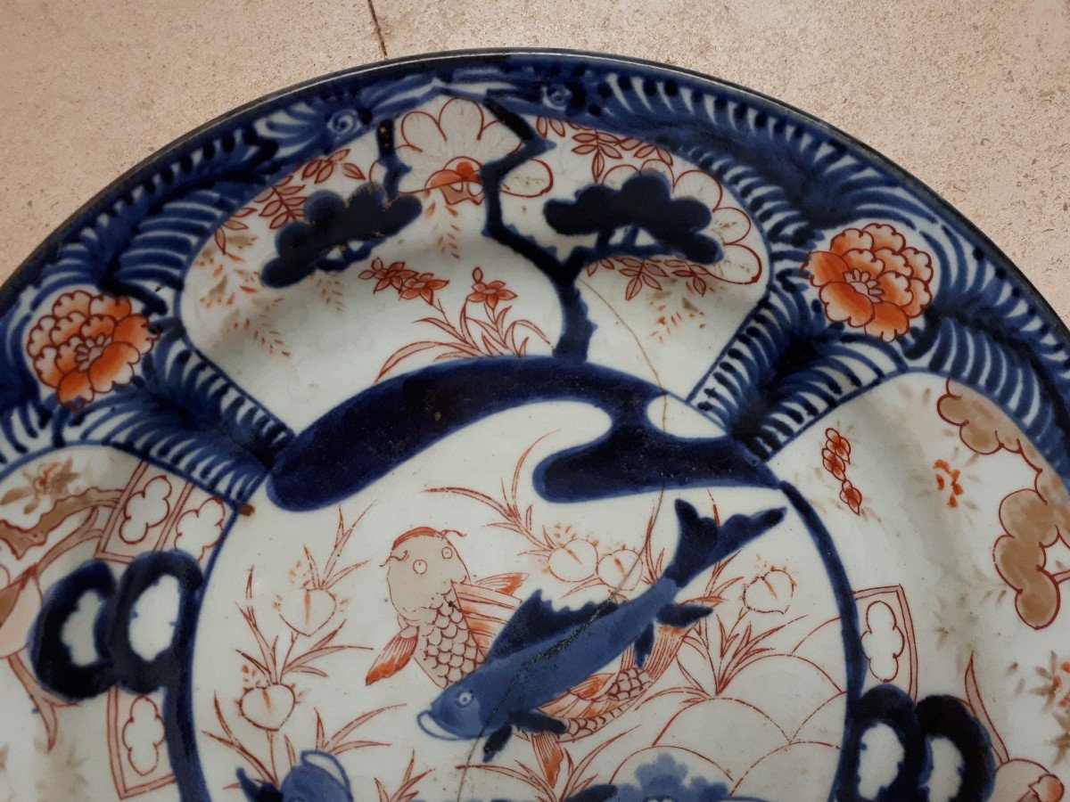 Plat Japonais En Porcelaine d'Arita à Décor Imari De Carpes, Japon époque d'Edo-photo-1
