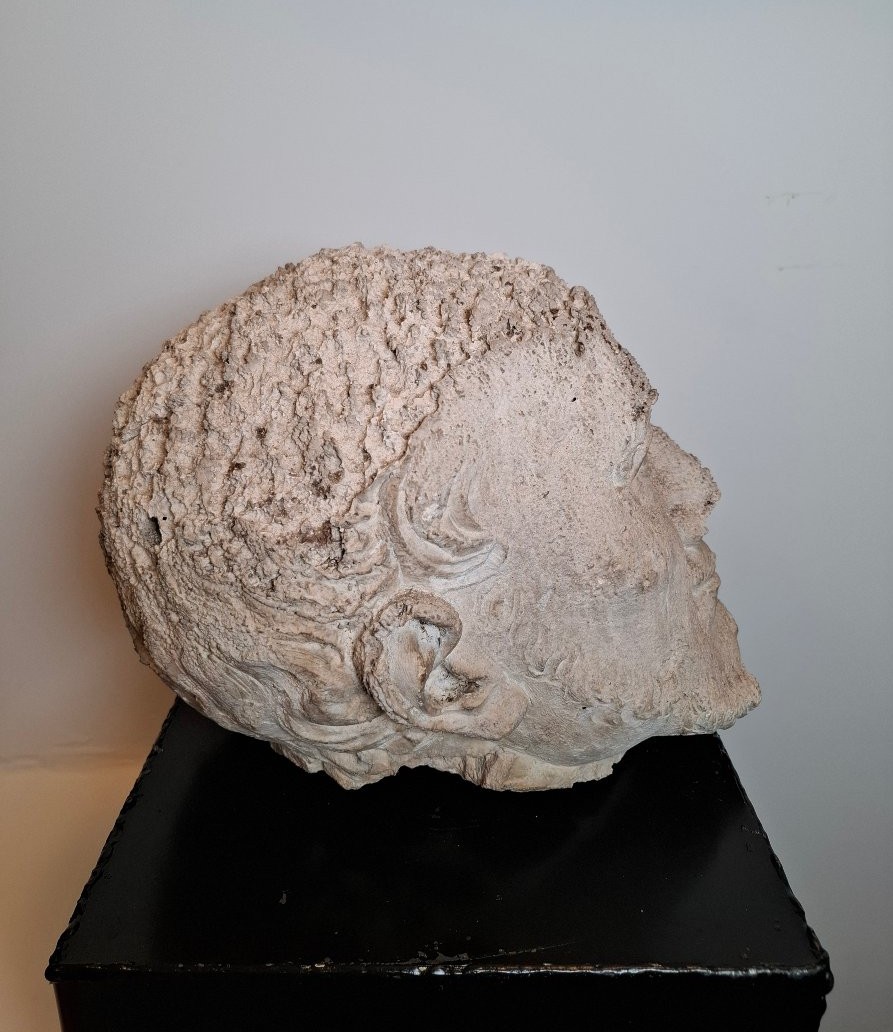 Sculpture du visage d'un homme à l'antique-photo-4