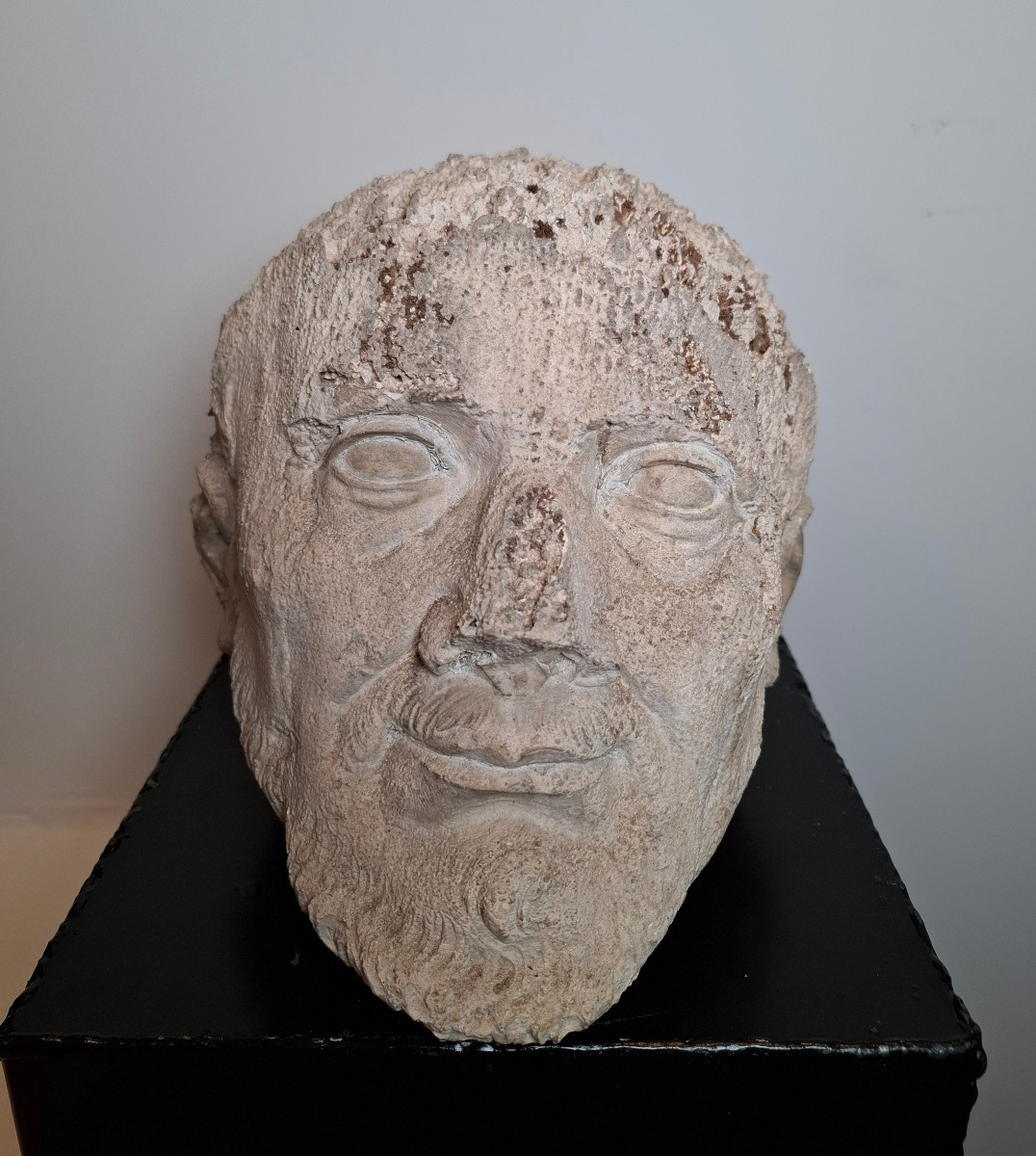 Sculpture du visage d'un homme à l'antique