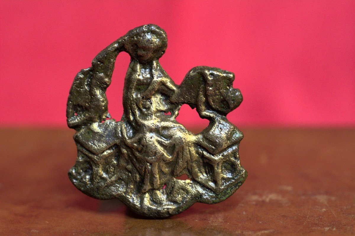 Insigne Médiéval - Bouton Gothique En Bronze - Saint Jean Evangéliste - XIV XVe 14e 15e Siècle