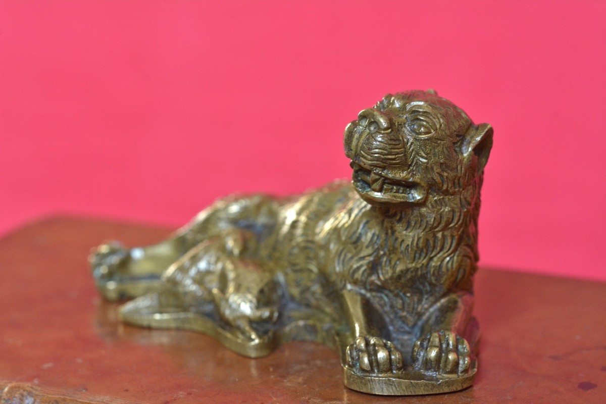 Renaissance Style Bronze Statuette - Breastfeeding Lioness - 19th Century 19