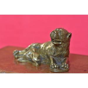 Renaissance Style Bronze Statuette - Breastfeeding Lioness - 19th Century 19