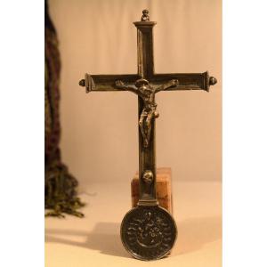 Crucifix Avec Médaillon De La Vierge – Croix En Bronze – XVIIe Siècle 17e - Haute Epoque