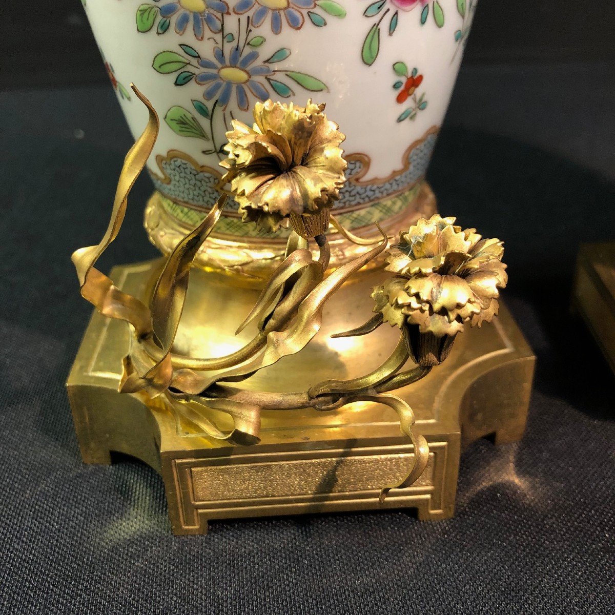 Paire de potiches en porcelaine, monture bronze doré signées Samson-photo-2