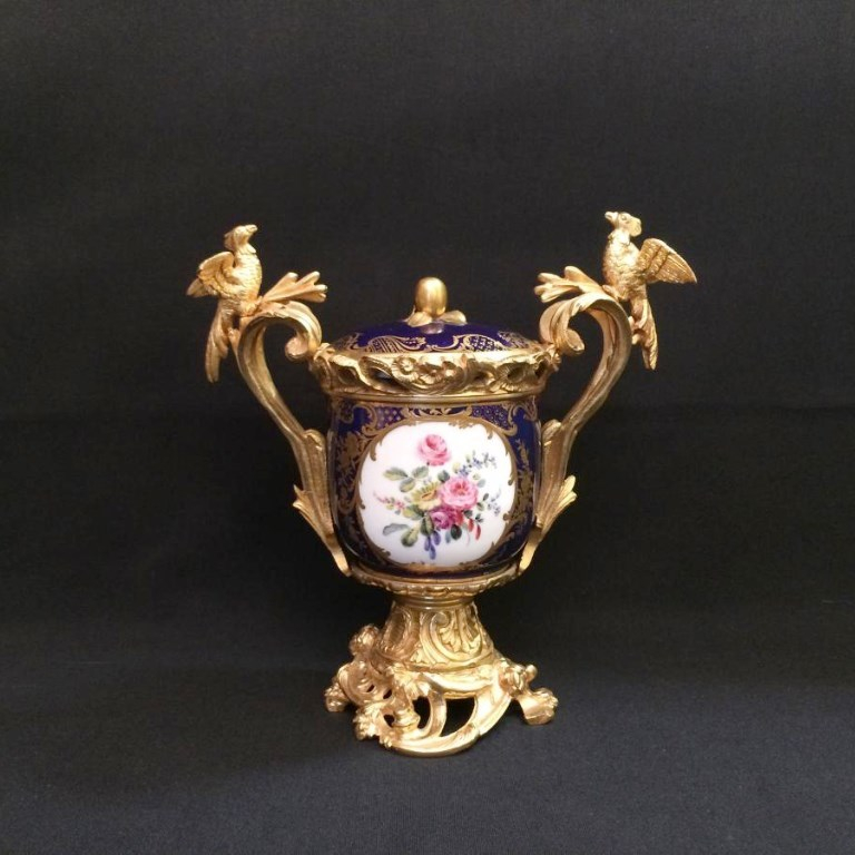 Covered Vase In Tender Porcelain And Gold Bronze Frame-photo-2