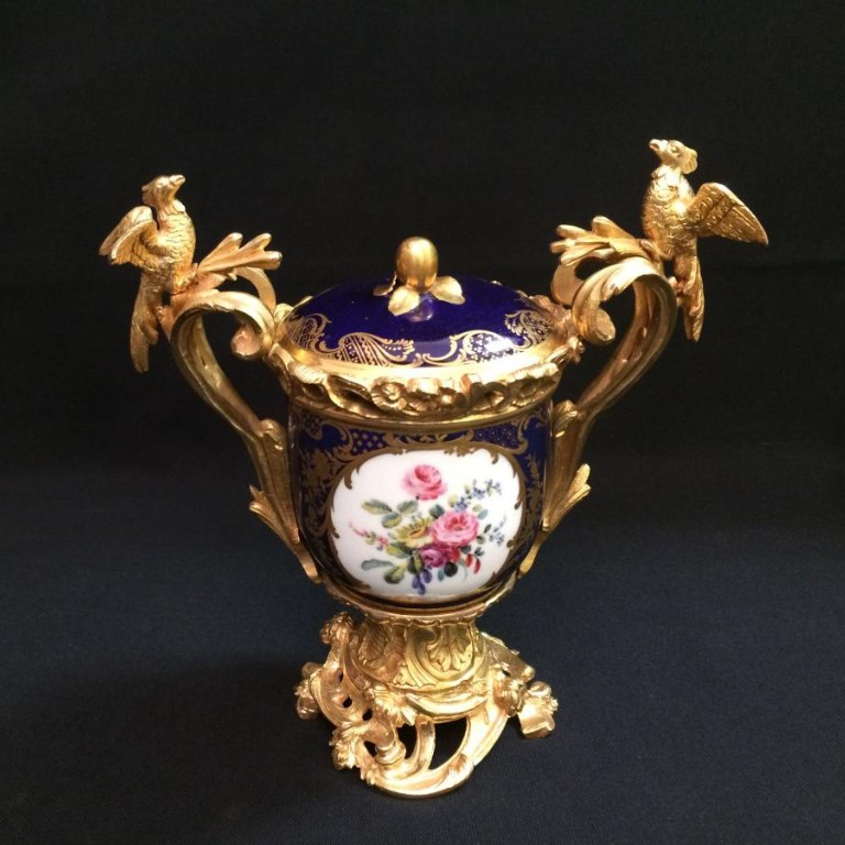 Covered Vase In Tender Porcelain And Gold Bronze Frame-photo-4