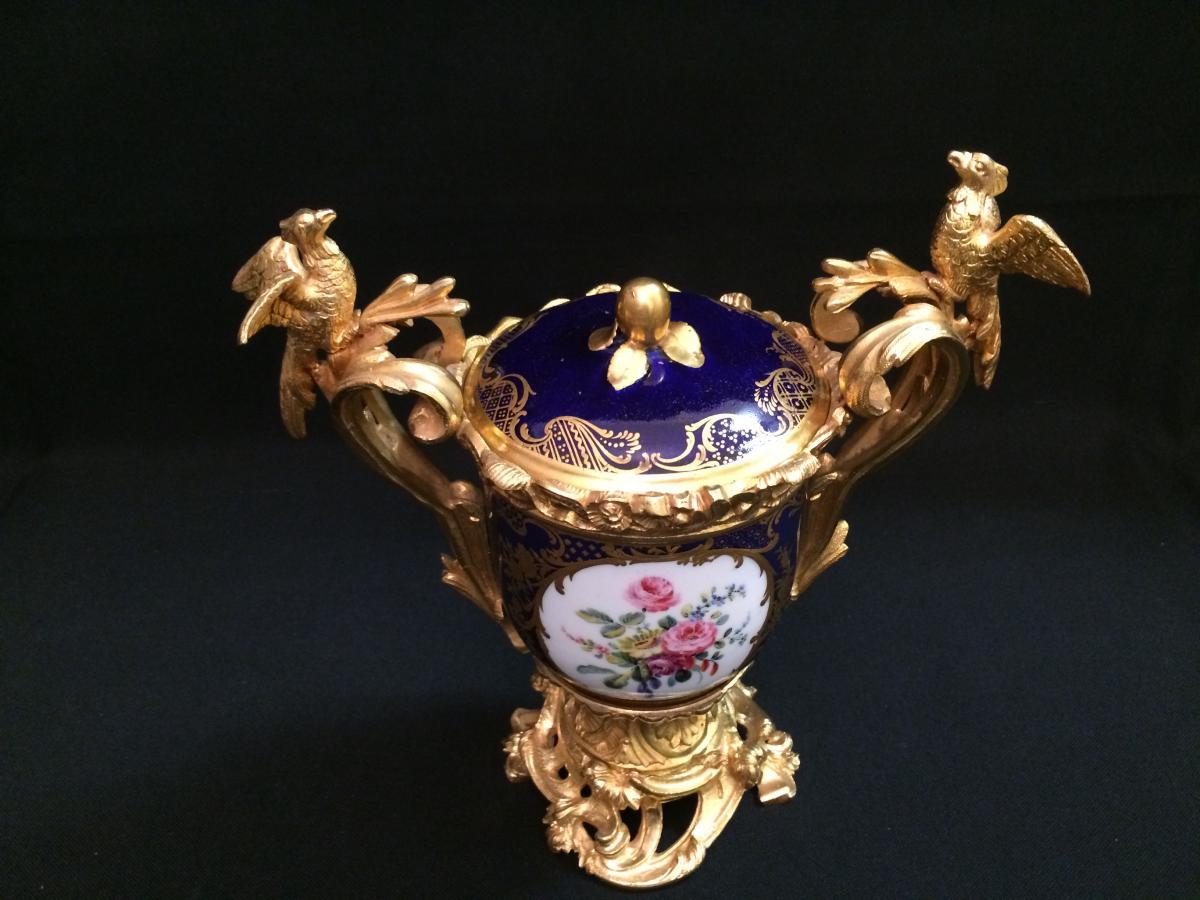 Covered Vase In Tender Porcelain And Gold Bronze Frame-photo-1