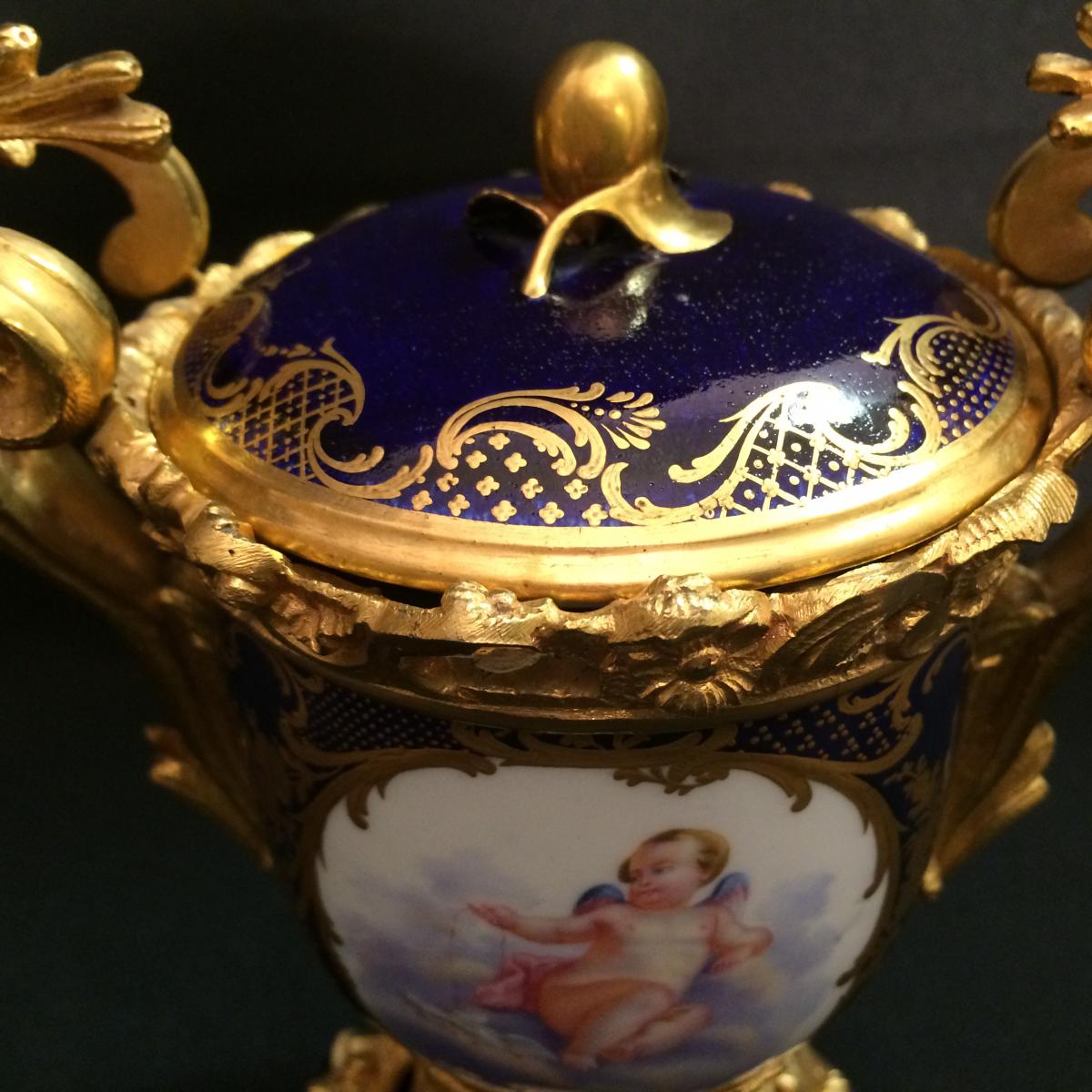 Covered Vase In Tender Porcelain And Gold Bronze Frame-photo-2