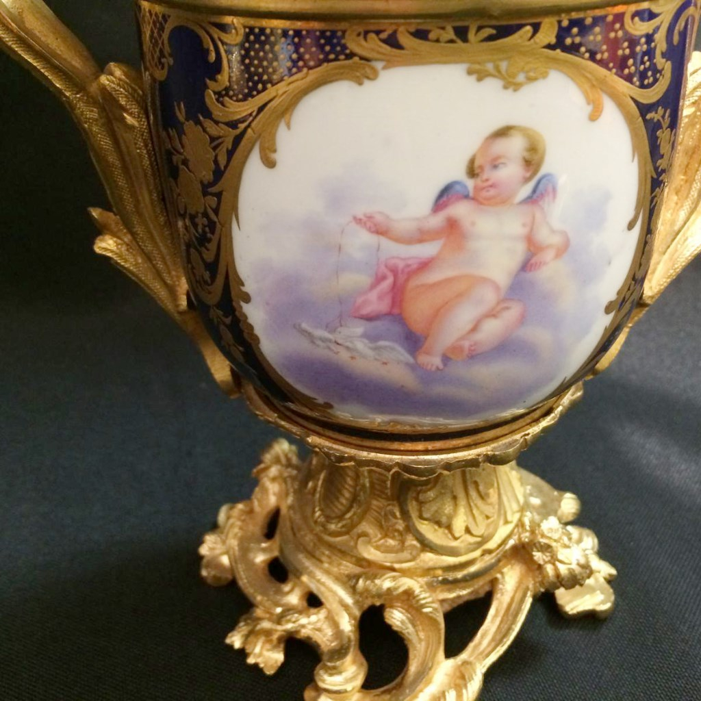 Covered Vase In Tender Porcelain And Gold Bronze Frame-photo-3