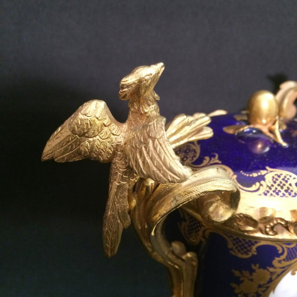 Covered Vase In Tender Porcelain And Gold Bronze Frame-photo-4