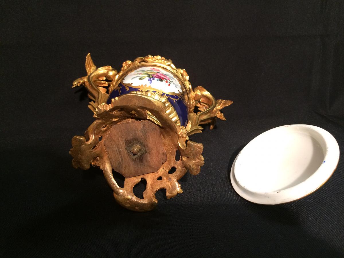 Covered Vase In Tender Porcelain And Gold Bronze Frame-photo-6