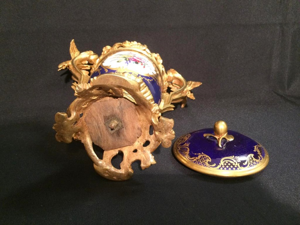 Covered Vase In Tender Porcelain And Gold Bronze Frame-photo-7