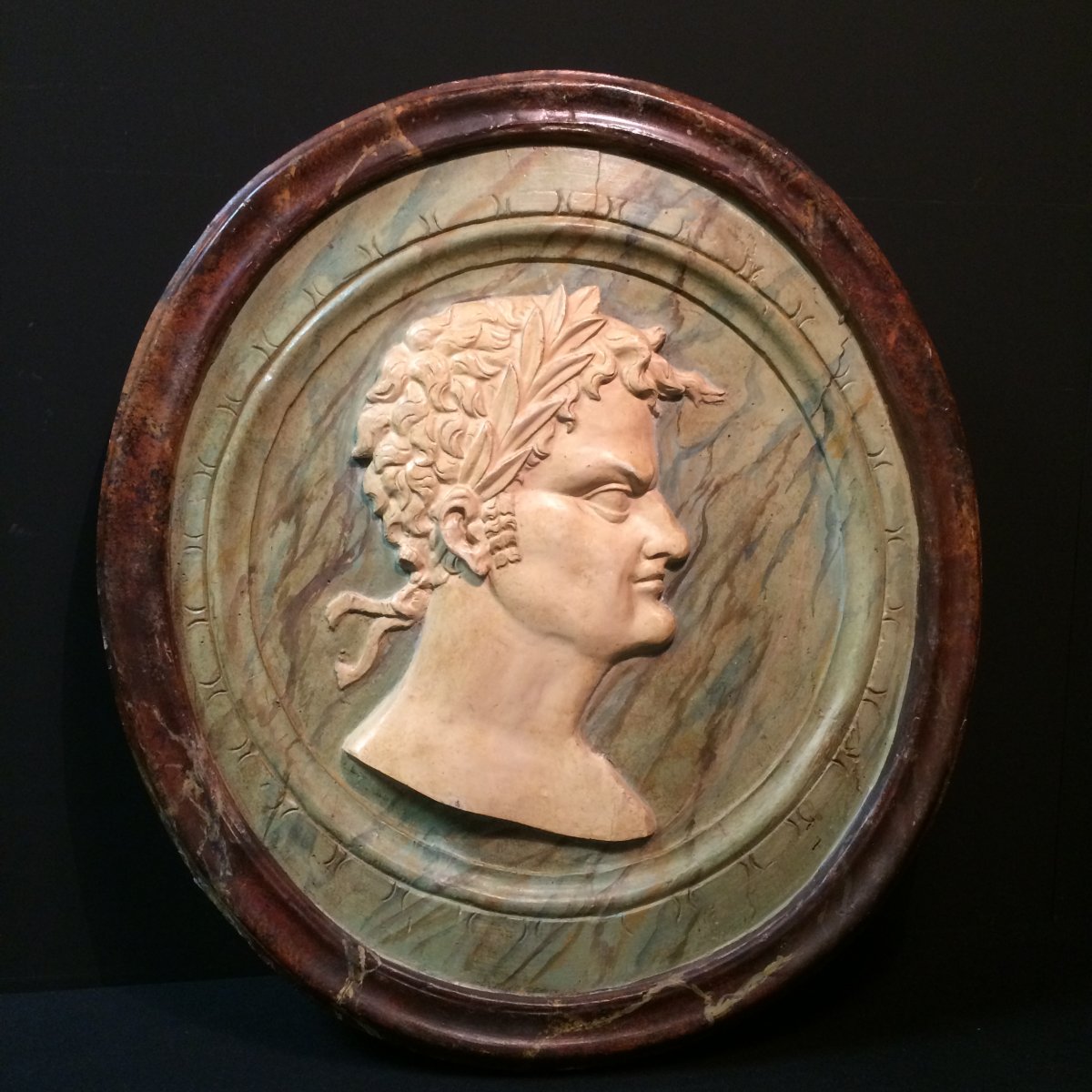 Paire de profils sculptés en bois et stuc marbré, XVIIIème siècle-photo-2