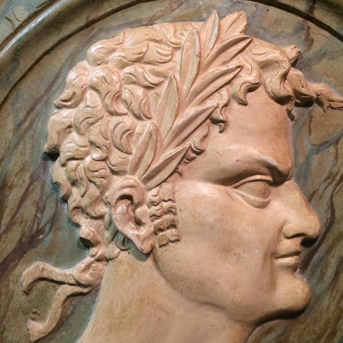 Paire de profils sculptés en bois et stuc marbré, XVIIIème siècle-photo-3