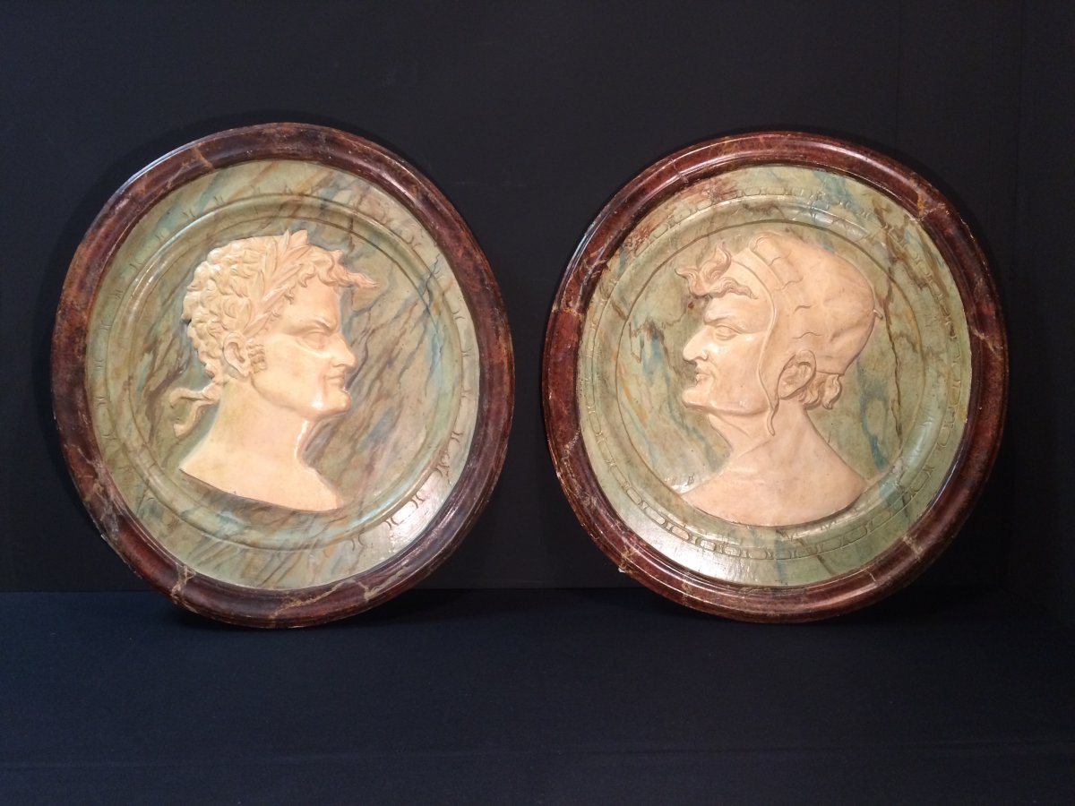 Paire de profils sculptés en bois et stuc marbré, XVIIIème siècle