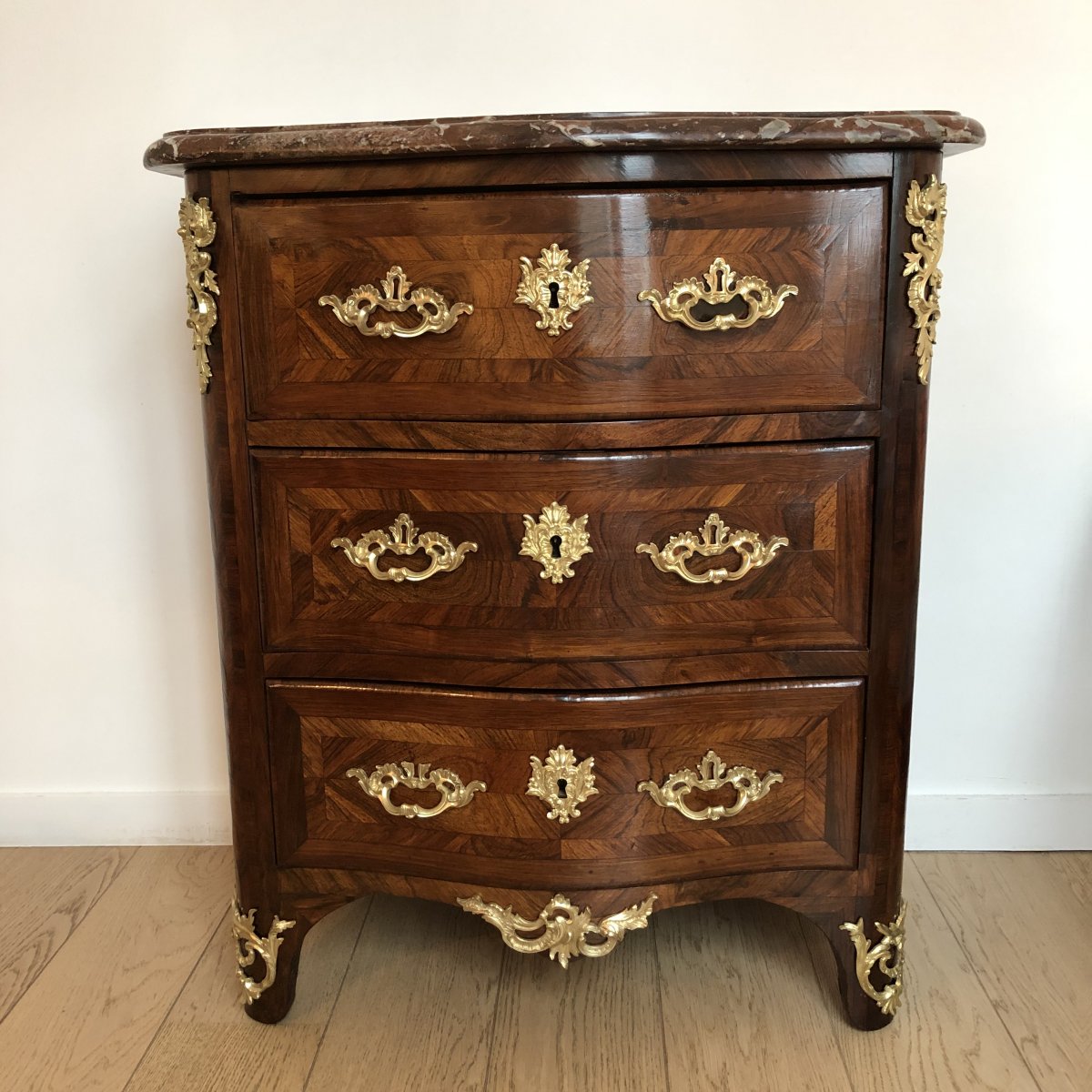 Petite commode Régence estampillée NB pour Nicolas Berthelmi, début XVIIIème