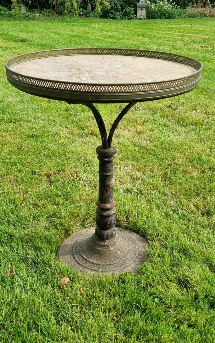 Bistro Or Presentation Pedestal Table..