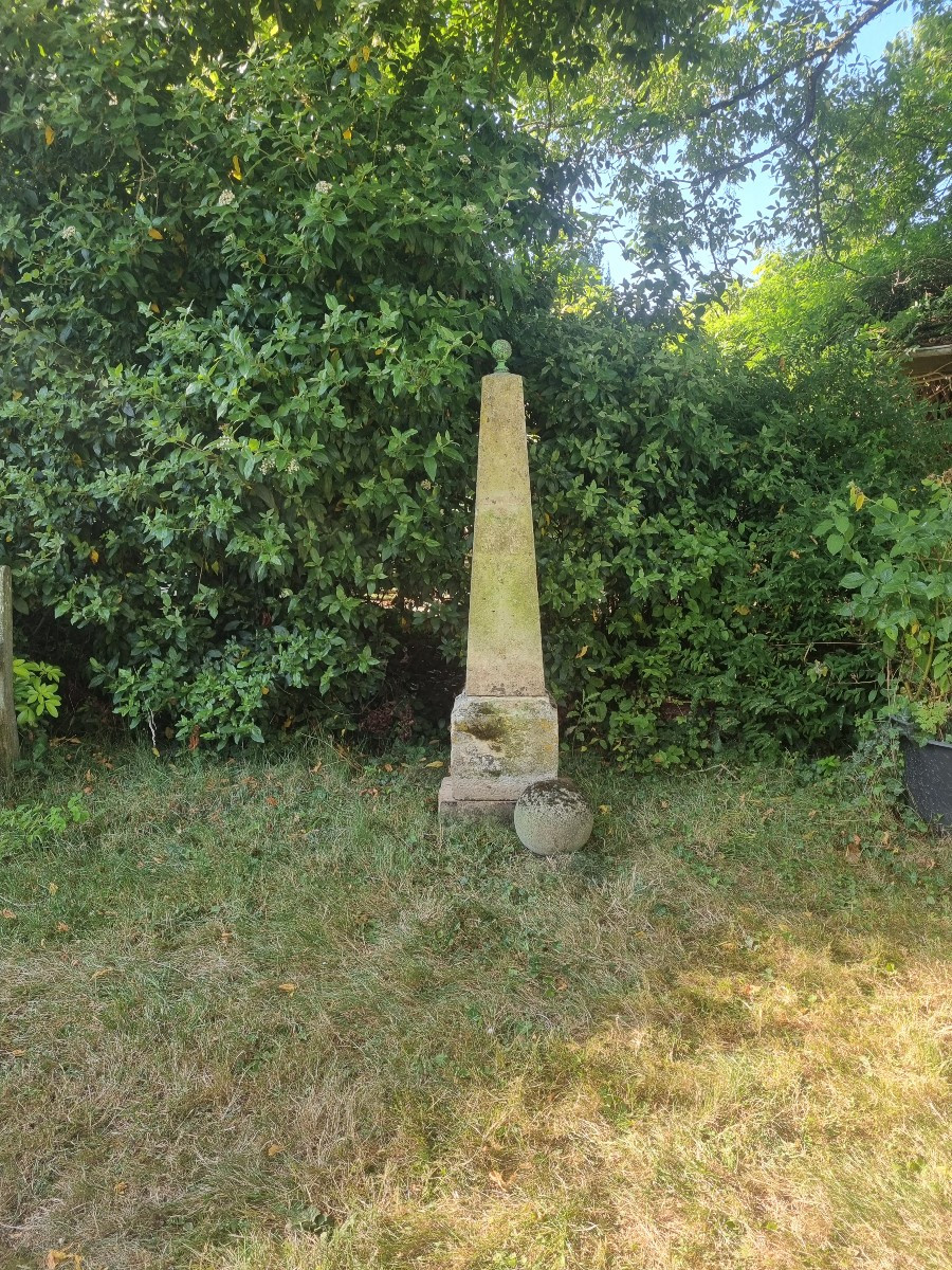 Obélisque en pierre de pays  ....  XVIIIièm-photo-2