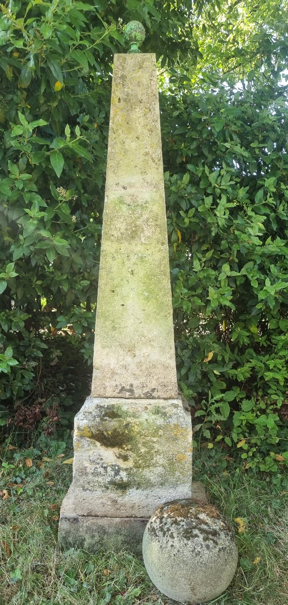 Obélisque en pierre de pays  ....  XVIIIièm