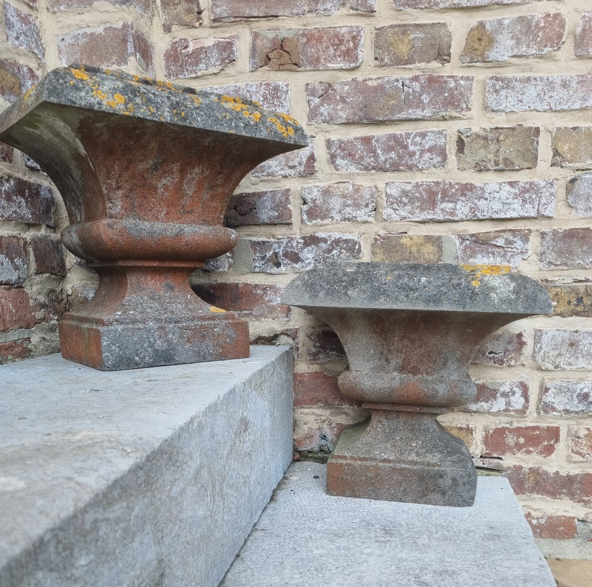 Paire de vases d'appliques en pierre bleue