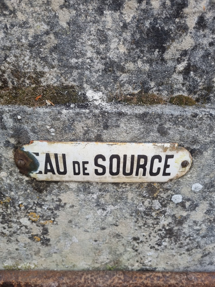 Ancienne Fontaine en pierre..-photo-2