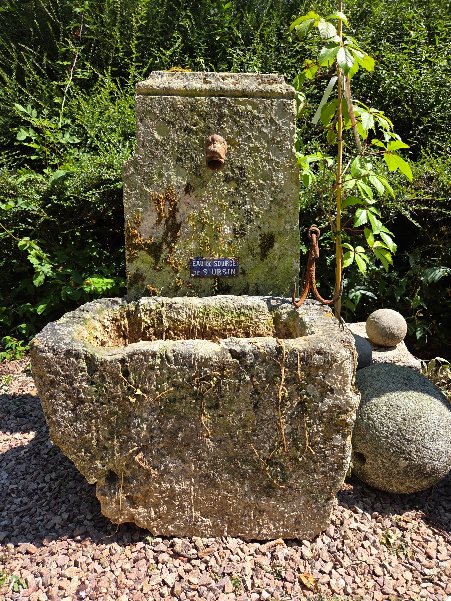Fontaine en Pierre de St Maximin