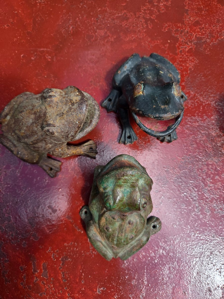 Cast-iron Frogs