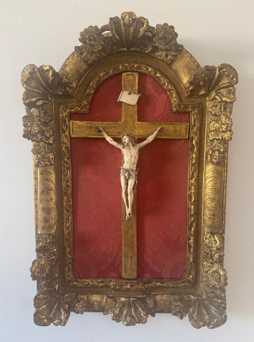 Christ en ivoire sculpté du XVIIIièm
