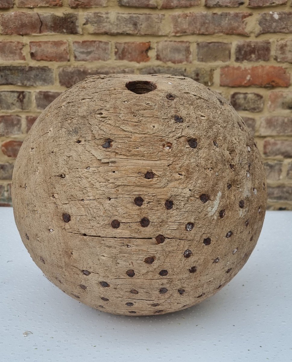 Ancienne Grosse Boule Cloutée En Bois De Chêne-photo-2