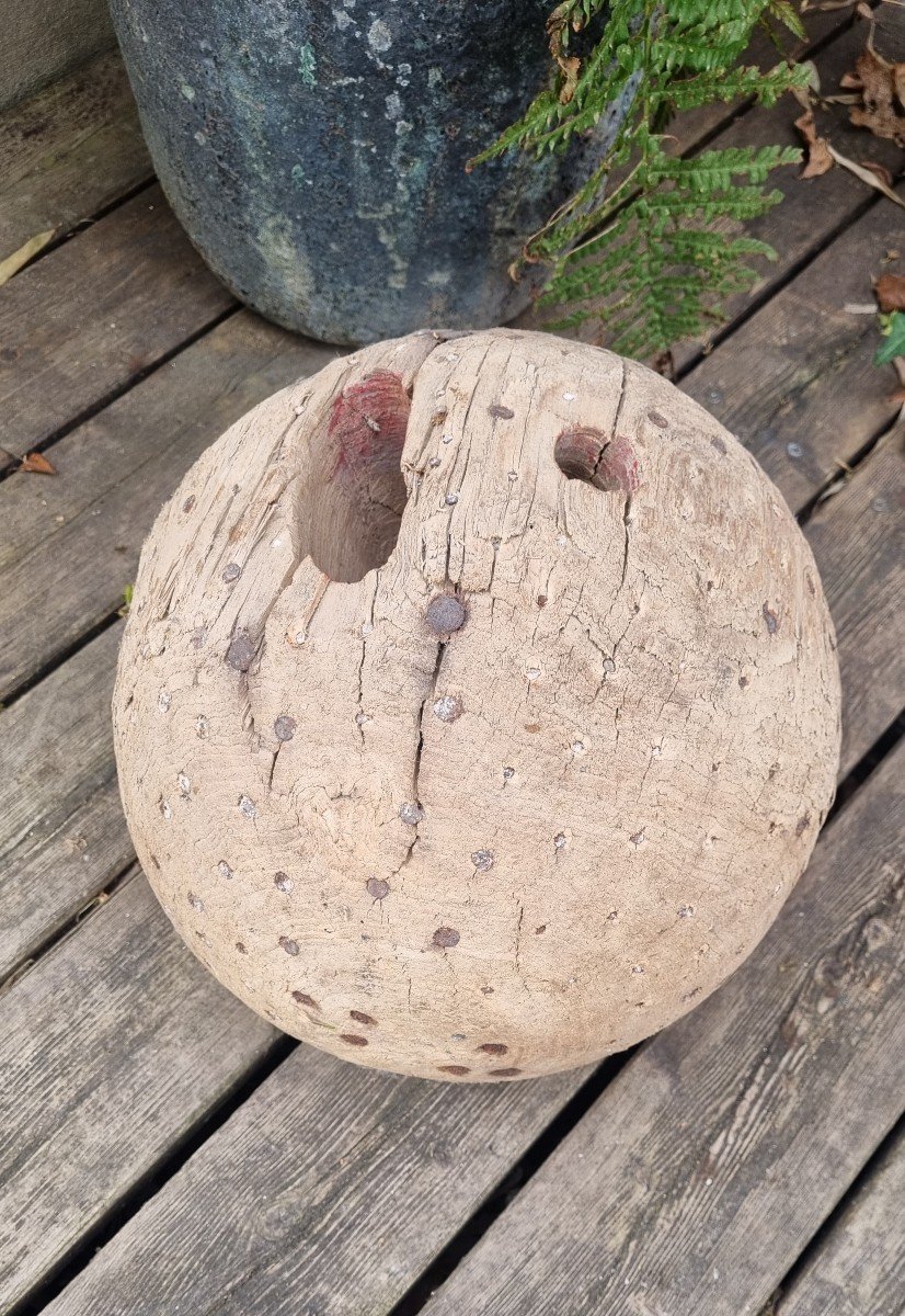 Ancienne Grosse Boule Cloutée En Bois De Chêne-photo-3