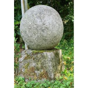 2 Imposantes Boules En Pierre Taillées Au XVII Ièm