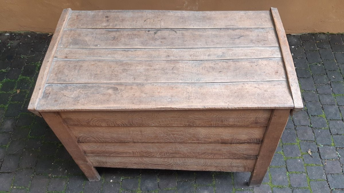 Antique Carved Chest, Trunk, Decorated With Carvings.-photo-4