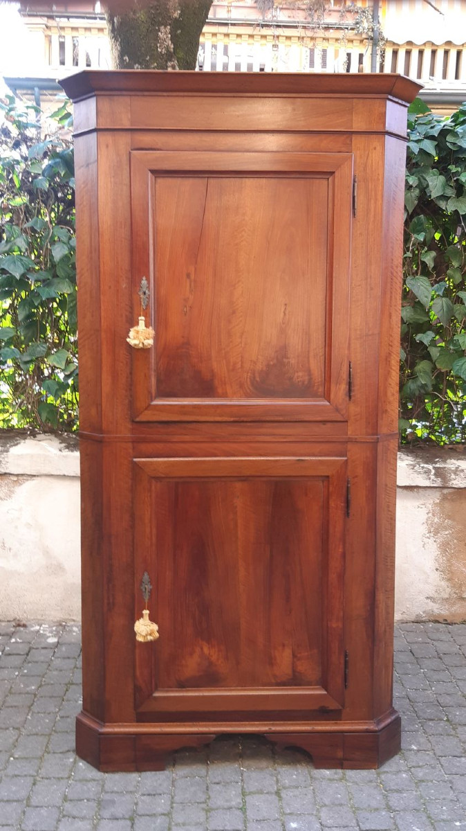 Meuble d'angle ancien émilien en noyer aux coins arrondis