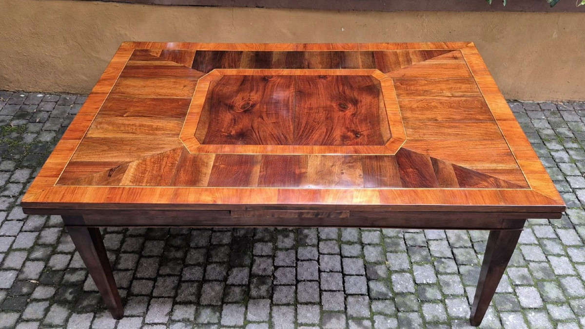 Grande table extensible Emilian, plaquée et filetée