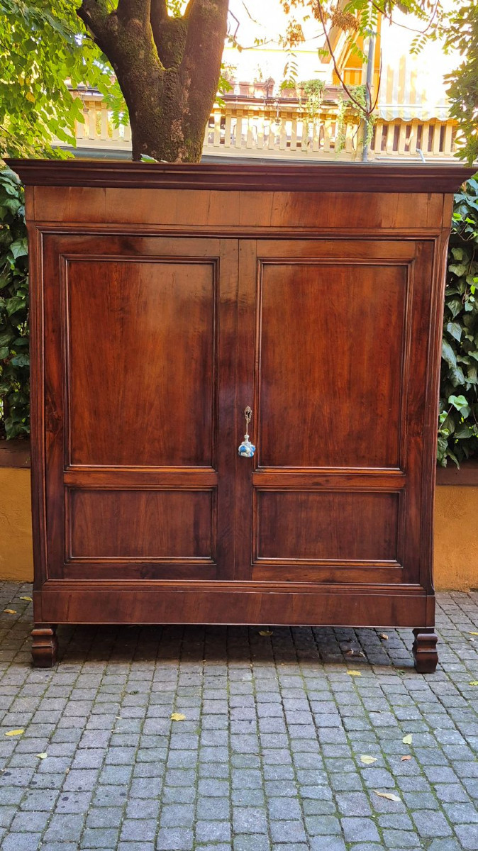 Armoire ancienne lombarde à panneaux de noyer du XIXe siècle
