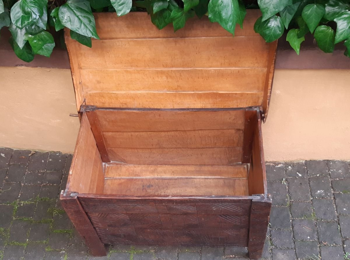 Coffre ancien en bois sculpté du 19ème siècle-photo-2