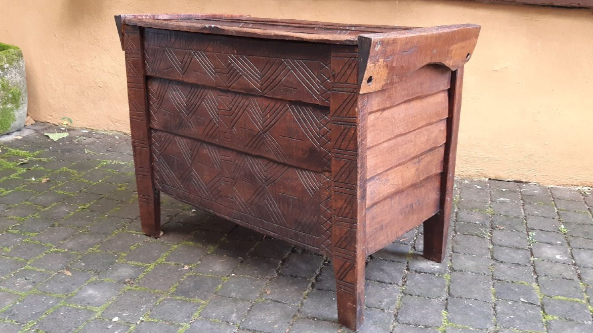 Coffre ancien en bois sculpté du 19ème siècle-photo-1